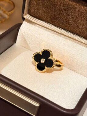 Van Cleef & Arpels ring